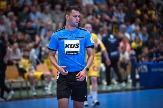 Deutschland: Handball 2. Bundesliga 2025 26, 06.09.2025, 2. Spieltag - HSG Krefeld Niederrhein vs Die Eulen Ludwigshafen - Sporthalle Glockenspitz (Krefeld), Jannik Rips (Schiedsrichter, referee) Copyright: xMarkusxVerwimpx
