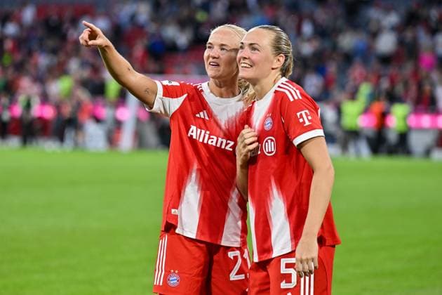 Google Pixel Frauen-Bundesliga; FC Bayern München - Bayer 04 Leverkusen; 06.09.2025 Die Spielerinnen des FC Bayern laufen nach dem Heimsieg gegen Leverkusen eine Ehrenrunde in der Arena, im Bild Pernille HARDER (FCB 21) mit ihrer verlobten Madalena ERIKSSON (FCB 5) Google Pixel Frauen-Bundsliga: FC Bayern München - Bayer 04 Leverkusen; Allianz Arena am 06.09.2025 Copyright: xBEAUTIFULxSPORTS Goldbergx