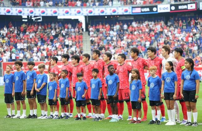 September 6, 2025, Harrison, New Jersey, USA: Sep 6, 2025; Harrison, New Jersey, USA; The South Korean team with young fans before the International Friendly, Länderspiel, Nationalmannschaft match at Sports Illustrated Stadium. Mandatory Credit: Harrison USA - ZUMAs325 20250906_zsp_s325_015 Copyright: xJessxStilesx