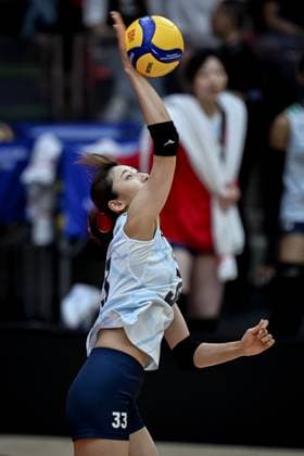 Japan v Brazil - FIVB Women’s World Volleyball Championship BANGKOK, THAILAND - SEPTEMBER 7: Miku Akimoto (33) of Japan competes during the FIVB Women s Volleyball World Championship, WM, Weltmeisterschaft bronze medal match between Japan and Brazil at the Huamark Indoor Stadium in Bangkok, Thailand on September 7, 2025. Mustafa Hatipoglu Anadolu Bangkok Thailand. Editorial use only. Please get in touch for any other usage.  Copyright: x2025xAnadoluxMustafaxHatipoglux