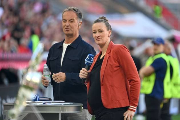 Claus LUFEN (ARD Moderator), Almuth SCHULT, ARD Fussballexpertin, Fussball Google Pixel Bundesliga der Frauen Saison 2025 2026, 1.Spieltag, Spieltag01 FC Bayern Muenchen Frauen - Bayer Leverkusen 2-0 am 06.09.2025 A L L I A N Z A R E N A.