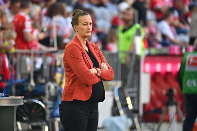 Almuth SCHULT, ARD Fussballexpertin, Einzelbild,angeschnittenes Einzelmotiv,Halbfigur,halbe Figur. Fussball Google Pixel Bundesliga der Frauen Saison 2025 2026, 1.Spieltag, Spieltag01 FC Bayern Muenchen Frauen - Bayer Leverkusen 2-0 am 06.09.2025 A L L I A N Z A R E N A.