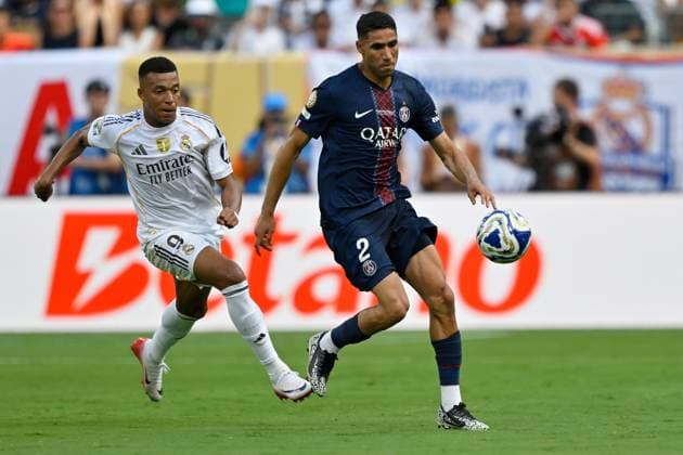 East Rutherford, Metlife Stadium, 09.07.25, USA, Herren, FIFA Club World Cup 2025, Halbfinale: Paris Saint Germain - Real Madrid CF Bild: v.li. im Zweikampf Kylian MBAPPE (Real Madrid) und Achraf HAKIMI (Paris) FIFA regulations prohibit any use of photographs as image sequences and or quasi-video. New Jersey United States