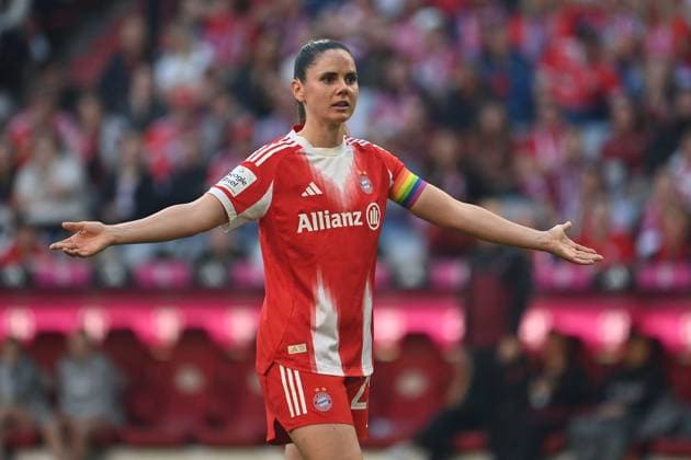 Sarah ZADRAZIL (FCB), Gestik,ratlos, Aktion,Einzelbild,angeschnittenes Einzelmotiv,Halbfigur,halbe Figur. Fussball Google Pixel Bundesliga der Frauen Saison 2025 2026, 1.Spieltag, Spieltag01 FC Bayern Muenchen Frauen - Bayer Leverkusen 2-0 am 06.09.2025 A L L I A N Z A R E N A.