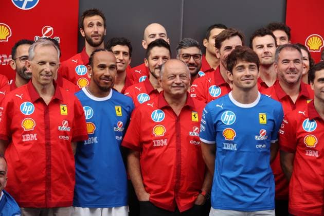 07.09.2025, Autodromo Nazionale Monza, Monza, FORMULA 1 PIRELLI GRAN PREMIO D™ITALIA 2025 , im Bild Ferrari Gruppenfoto mit Charles Leclerc (MCO), Scuderia Ferrari HP, Lewis Hamilton (GBR), Scuderia Ferrari HP und Teamchef Frederic Vasseur (Scuderia Ferrari). (Photo by Alessandro Martellotta Hasan Bratic DeFodi Images)