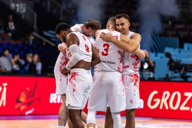 FIN, Eurobasket 205, Basketball Europameisterschaft, Achtelfinale, Polen-Bosnien und Herzegowina 07.09.2025, Riga Arena, Riga, FIN, Eurobasket 205, Basketball Europameisterschaft, Achtelfinale, Polen-Bosnien und Herzegowina Team Polen freut sich über den Sieg  Foto Alexander Trienitz Riga Riga Arena Riga Lettland