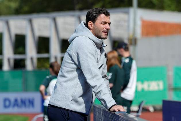 Trainer Edmond Kapllani (SC Freiburg) schaut, Google Pixel Frauen-Bundesliga, Werder Bremen vs SC Freiburg, Platz 11 am Weserstadion am 07. September 2025 in Bremen, Deutschland. (Foto von Marco Steinbrenner DeFodi Images) Trainer Edmond Kapllani (SC Freiburg) looks on, Google Pixel Frauen-Bundesliga, Werder Bremen vs SC Freiburg, Platz 11 am Weserstadion, September 7, 2025 in Bremen, Germany. (Photo by Marco Steinbrenner DeFodi Images) DFB DFL REGULATIONS PROHIBIT ANY USE OF PHOTOGRAPHS AS IMAGE SEQUENCES AND OR QUASI-VIDEO.