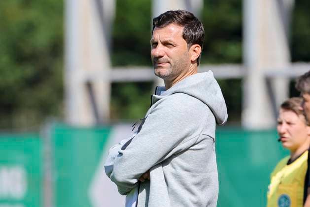 Trainer Edmond Kapllani (SC Freiburg) schaut, Google Pixel Frauen-Bundesliga, Werder Bremen vs SC Freiburg, Platz 11 am Weserstadion am 07. September 2025 in Bremen, Deutschland. (Foto von Marco Steinbrenner DeFodi Images) Trainer Edmond Kapllani (SC Freiburg) looks on, Google Pixel Frauen-Bundesliga, Werder Bremen vs SC Freiburg, Platz 11 am Weserstadion, September 7, 2025 in Bremen, Germany. (Photo by Marco Steinbrenner DeFodi Images) DFB DFL REGULATIONS PROHIBIT ANY USE OF PHOTOGRAPHS AS IMAGE SEQUENCES AND OR QUASI-VIDEO.