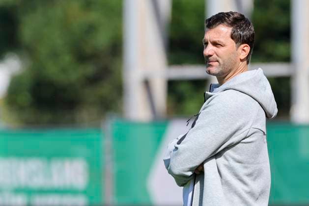 Trainer Edmond Kapllani (SC Freiburg) schaut, Google Pixel Frauen-Bundesliga, Werder Bremen vs SC Freiburg, Platz 11 am Weserstadion am 07. September 2025 in Bremen, Deutschland. (Foto von Marco Steinbrenner DeFodi Images) Trainer Edmond Kapllani (SC Freiburg) looks on, Google Pixel Frauen-Bundesliga, Werder Bremen vs SC Freiburg, Platz 11 am Weserstadion, September 7, 2025 in Bremen, Germany. (Photo by Marco Steinbrenner DeFodi Images) DFB DFL REGULATIONS PROHIBIT ANY USE OF PHOTOGRAPHS AS IMAGE SEQUENCES AND OR QUASI-VIDEO.