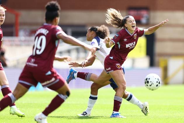 Tottenham Hotspur v West Ham United 07 September 2025, London - Women s Super League - Tottenham Hotspur v West Ham United - Drew Spence of Tottenham Hotspur and Seraina Piubel of West Ham United - Photo: Jacques Feeney Offside. London UK Copyright: xJacquesxFeeneyx xOffsidexOffside