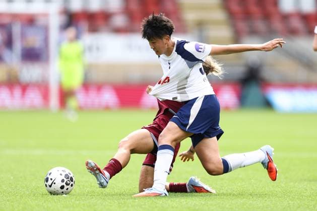 Tottenham Hotspur v West Ham United 07 September 2025, London - Women s Super League - Tottenham Hotspur v West Ham United - Toko Koga of Tottenham Hotspur and Katrina Gorry of West Ham United - Photo: Jacques Feeney Offside. London UK Copyright: xJacquesxFeeneyx xOffsidexOffside