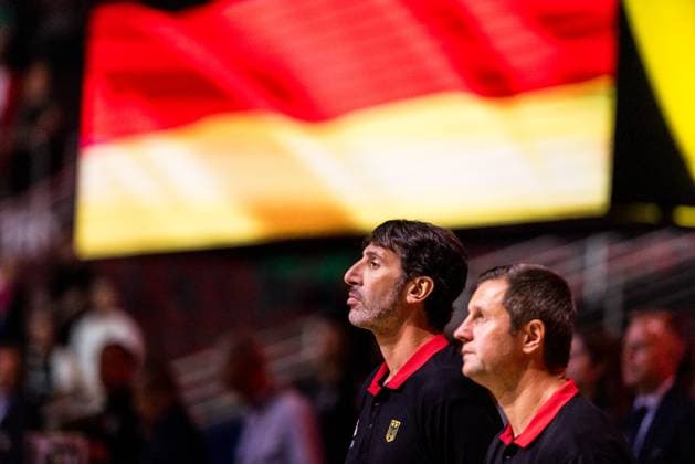 FIBA EuroBasket 2025: Deutschland - Portugal; 06.09.2025 Alex Mumbru (Bundestrainer Deutschland), Alan Ibrahimagic (Co-Trainer Deutschland) während der Hymne. Im Hintergrund die deutsche Fahne FIBA EuroBasket 2025: Deutschland - Portugal, Riga, Arena Riga am 06.09.2025 Copyright: xBEAUTIFULxSPORTS Wunderlx
