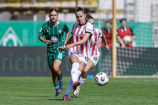 Selina Vobian (SC Freiburg, 10) am Ball, Einzelbild, Ganzkörper, Aktion, Action, Spielszene, DIE DFB-RICHTLINIEN UNTERSAGEN JEGLICHE NUTZUNG VON FOTOS ALS SEQUENZBILDER UND ODER VIDEOÄHNLICHE FOTOSTRECKEN. DFB REGULATIONS PROHIBIT ANY USE OF PHOTOGRAPHS AS IMAGE SEQUENCES AND OR QUASI-VIDEO., 07.09.2025, Bremen (Deutschland), Fussball, Google Pixel Frauen-Bundesliga, SV Werder Bremen - SC Freiburg