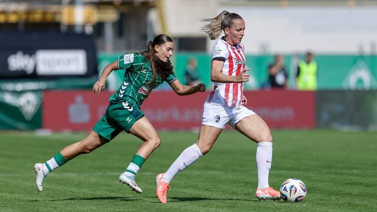 v.li.: Tuana Mahmoud (SV Werder Bremen, 10) und Lisa Karl (SC Freiburg, 2) im Laufduell, Zweikampf, Duell, Dynamik, Aktion, Action, Spielszene, DIE DFB-RICHTLINIEN UNTERSAGEN JEGLICHE NUTZUNG VON FOTOS ALS SEQUENZBILDER UND ODER VIDEOÄHNLICHE FOTOSTRECKEN. DFB REGULATIONS PROHIBIT ANY USE OF PHOTOGRAPHS AS IMAGE SEQUENCES AND OR QUASI-VIDEO., 07.09.2025, Bremen (Deutschland), Fussball, Google Pixel Frauen-Bundesliga, SV Werder Bremen - SC Freiburg