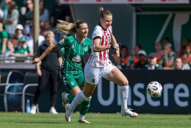 v.li.: Medina Desic (SV Werder Bremen, 9) und Julia Stierli (SC Freiburg, 5) im Laufduell, Zweikampf, Duell, Dynamik, Aktion, Action, Spielszene, DIE DFB-RICHTLINIEN UNTERSAGEN JEGLICHE NUTZUNG VON FOTOS ALS SEQUENZBILDER UND ODER VIDEOÄHNLICHE FOTOSTRECKEN. DFB REGULATIONS PROHIBIT ANY USE OF PHOTOGRAPHS AS IMAGE SEQUENCES AND OR QUASI-VIDEO., 07.09.2025, Bremen (Deutschland), Fussball, Google Pixel Frauen-Bundesliga, SV Werder Bremen - SC Freiburg