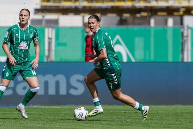 Larissa Mühlhaus (SV Werder Bremen, 7) am Ball, Einzelbild, Ganzkörper, Aktion, Action, Spielszene, DIE DFB-RICHTLINIEN UNTERSAGEN JEGLICHE NUTZUNG VON FOTOS ALS SEQUENZBILDER UND ODER VIDEOÄHNLICHE FOTOSTRECKEN. DFB REGULATIONS PROHIBIT ANY USE OF PHOTOGRAPHS AS IMAGE SEQUENCES AND OR QUASI-VIDEO., 07.09.2025, Bremen (Deutschland), Fussball, Google Pixel Frauen-Bundesliga, SV Werder Bremen - SC Freiburg