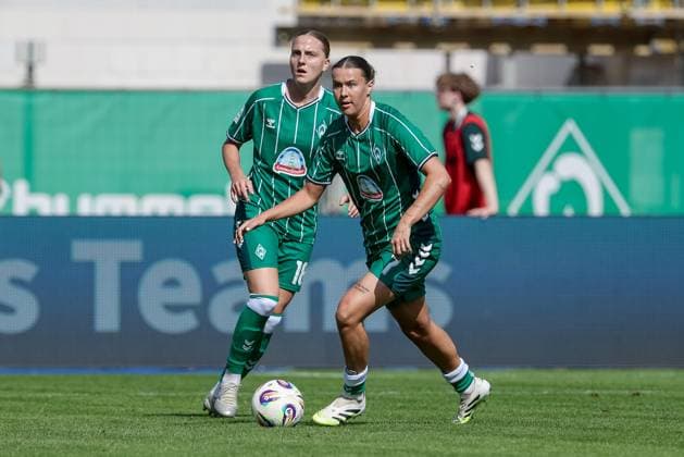 Larissa Mühlhaus (SV Werder Bremen, 7) am Ball, Einzelbild, Ganzkörper, Aktion, Action, Spielszene, DIE DFB-RICHTLINIEN UNTERSAGEN JEGLICHE NUTZUNG VON FOTOS ALS SEQUENZBILDER UND ODER VIDEOÄHNLICHE FOTOSTRECKEN. DFB REGULATIONS PROHIBIT ANY USE OF PHOTOGRAPHS AS IMAGE SEQUENCES AND OR QUASI-VIDEO., 07.09.2025, Bremen (Deutschland), Fussball, Google Pixel Frauen-Bundesliga, SV Werder Bremen - SC Freiburg