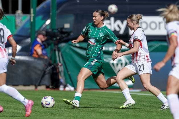 v.li.: Larissa Mühlhaus (SV Werder Bremen, 7) und Sophie Nachtigall (SC Freiburg, 27) im Zweikampf, Duell, Dynamik, Aktion, Action, Spielszene, DIE DFB-RICHTLINIEN UNTERSAGEN JEGLICHE NUTZUNG VON FOTOS ALS SEQUENZBILDER UND ODER VIDEOÄHNLICHE FOTOSTRECKEN. DFB REGULATIONS PROHIBIT ANY USE OF PHOTOGRAPHS AS IMAGE SEQUENCES AND OR QUASI-VIDEO., 07.09.2025, Bremen (Deutschland), Fussball, Google Pixel Frauen-Bundesliga, SV Werder Bremen - SC Freiburg