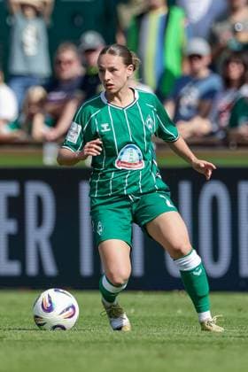 Chiara D Angelo (SV Werder Bremen, 2) am Ball, Freisteller, Einzelbild, Ganzkörper, Aktion, Action, Spielszene, DIE DFB-RICHTLINIEN UNTERSAGEN JEGLICHE NUTZUNG VON FOTOS ALS SEQUENZBILDER UND ODER VIDEOÄHNLICHE FOTOSTRECKEN. DFB REGULATIONS PROHIBIT ANY USE OF PHOTOGRAPHS AS IMAGE SEQUENCES AND OR QUASI-VIDEO., 07.09.2025, Bremen (Deutschland), Fussball, Google Pixel Frauen-Bundesliga, SV Werder Bremen - SC Freiburg