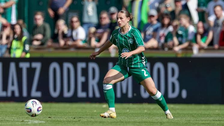 Chiara D Angelo (SV Werder Bremen, 2) am Ball, Freisteller, Einzelbild, Ganzkörper, Aktion, Action, Spielszene, DIE DFB-RICHTLINIEN UNTERSAGEN JEGLICHE NUTZUNG VON FOTOS ALS SEQUENZBILDER UND ODER VIDEOÄHNLICHE FOTOSTRECKEN. DFB REGULATIONS PROHIBIT ANY USE OF PHOTOGRAPHS AS IMAGE SEQUENCES AND OR QUASI-VIDEO., 07.09.2025, Bremen (Deutschland), Fussball, Google Pixel Frauen-Bundesliga, SV Werder Bremen - SC Freiburg