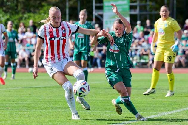 Tessa Blumenberg (SC Freiburg) und Sharon Beck (Werder Bremen) kaempfen um den Ball, Google Pixel Frauen-Bundesliga, Werder Bremen vs SC Freiburg, Platz 11 am Weserstadion am 07. September 2025 in Bremen, Deutschland. (Foto von Marco Steinbrenner DeFodi Images) Tessa Blumenberg (SC Freiburg) und Sharon Beck (Werder Bremen) battle for the ball, Google Pixel Frauen-Bundesliga, Werder Bremen vs SC Freiburg, Platz 11 am Weserstadion, September 7, 2025 in Bremen, Germany. (Photo by Marco Steinbrenner DeFodi Images) DFB DFL REGULATIONS PROHIBIT ANY USE OF PHOTOGRAPHS AS IMAGE SEQUENCES AND OR QUASI-VIDEO.