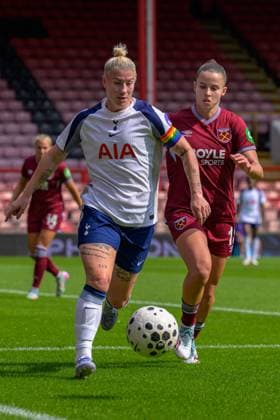 BetWright Stadium, Brisbane Road September 07 2025 Bethany England (9 Tottenham Hotspur) under pressure from Anouk Denton (18 West Ham United) during the Barclays Women s Super League game between Tottenham Hotspur vs West Ham United at BetWright Stadium in London , England . (Photo by Keeran Marquis Sports Press Photo SPP) (Keeran Marquis SPP) Copyright: xKeeranxMarquis SPPx spp-en-KeMa-spp_KeeMar_wsl_thfc_vs_whfc_406
