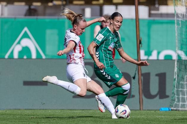 v.li.: Luca Birkholz (SC Freiburg, 23) und Hanna Nemeth (SV Werder Bremen, 23) im Zweikampf, Duell, Dynamik, Aktion, Action, Spielszene, DIE DFB-RICHTLINIEN UNTERSAGEN JEGLICHE NUTZUNG VON FOTOS ALS SEQUENZBILDER UND ODER VIDEOÄHNLICHE FOTOSTRECKEN. DFB REGULATIONS PROHIBIT ANY USE OF PHOTOGRAPHS AS IMAGE SEQUENCES AND OR QUASI-VIDEO., 07.09.2025, Bremen (Deutschland), Fussball, Google Pixel Frauen-Bundesliga, SV Werder Bremen - SC Freiburg