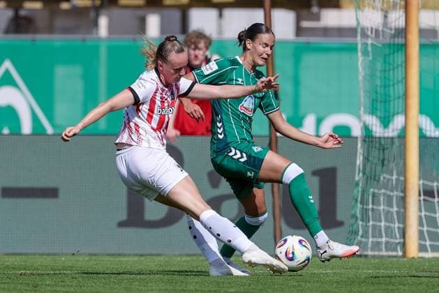 v.li.: Luca Birkholz (SC Freiburg, 23) und Hanna Nemeth (SV Werder Bremen, 23) im Zweikampf, Duell, Dynamik, Aktion, Action, Spielszene, DIE DFB-RICHTLINIEN UNTERSAGEN JEGLICHE NUTZUNG VON FOTOS ALS SEQUENZBILDER UND ODER VIDEOÄHNLICHE FOTOSTRECKEN. DFB REGULATIONS PROHIBIT ANY USE OF PHOTOGRAPHS AS IMAGE SEQUENCES AND OR QUASI-VIDEO., 07.09.2025, Bremen (Deutschland), Fussball, Google Pixel Frauen-Bundesliga, SV Werder Bremen - SC Freiburg
