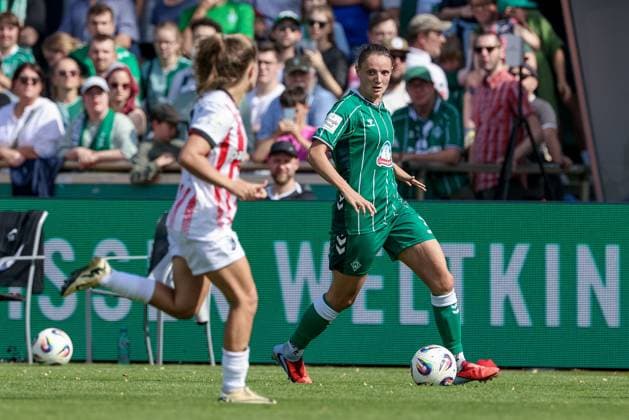 Verena Wieder (SV Werder Bremen, 31) am Ball, Einzelbild, Ganzkörper, Aktion, Action, Spielszene, DIE DFB-RICHTLINIEN UNTERSAGEN JEGLICHE NUTZUNG VON FOTOS ALS SEQUENZBILDER UND ODER VIDEOÄHNLICHE FOTOSTRECKEN. DFB REGULATIONS PROHIBIT ANY USE OF PHOTOGRAPHS AS IMAGE SEQUENCES AND OR QUASI-VIDEO., 07.09.2025, Bremen (Deutschland), Fussball, Google Pixel Frauen-Bundesliga, SV Werder Bremen - SC Freiburg