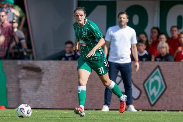 Verena Wieder (SV Werder Bremen, 31) am Ball, Einzelbild, Ganzkörper, Aktion, Action, Spielszene, DIE DFB-RICHTLINIEN UNTERSAGEN JEGLICHE NUTZUNG VON FOTOS ALS SEQUENZBILDER UND ODER VIDEOÄHNLICHE FOTOSTRECKEN. DFB REGULATIONS PROHIBIT ANY USE OF PHOTOGRAPHS AS IMAGE SEQUENCES AND OR QUASI-VIDEO., 07.09.2025, Bremen (Deutschland), Fussball, Google Pixel Frauen-Bundesliga, SV Werder Bremen - SC Freiburg