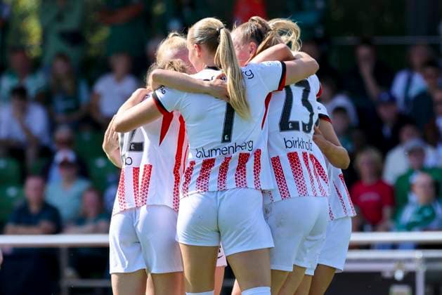Lisa Karl (SC Freiburg) bejubelt ihren Treffer mit den Teamkolleginnen, Google Pixel Frauen-Bundesliga, Werder Bremen vs SC Freiburg, Platz 11 am Weserstadion am 07. September 2025 in Bremen, Deutschland. (Foto von Marco Steinbrenner DeFodi Images) Lisa Karl (SC Freiburg) celebrates her goal with teammates, Google Pixel Frauen-Bundesliga, Werder Bremen vs SC Freiburg, Platz 11 am Weserstadion, September 7, 2025 in Bremen, Germany. (Photo by Marco Steinbrenner DeFodi Images) DFB DFL REGULATIONS PROHIBIT ANY USE OF PHOTOGRAPHS AS IMAGE SEQUENCES AND OR QUASI-VIDEO.