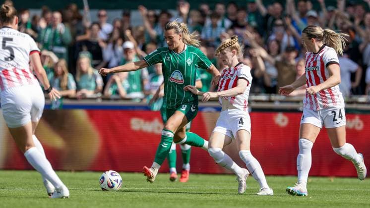 v.li.: Medina Desic (SV Werder Bremen, 9) und Meret Felde (SC Freiburg, 4) im Zweikampf, Duell, Dynamik, Aktion, Action, Spielszene, DIE DFB-RICHTLINIEN UNTERSAGEN JEGLICHE NUTZUNG VON FOTOS ALS SEQUENZBILDER UND ODER VIDEOÄHNLICHE FOTOSTRECKEN. DFB REGULATIONS PROHIBIT ANY USE OF PHOTOGRAPHS AS IMAGE SEQUENCES AND OR QUASI-VIDEO., 07.09.2025, Bremen (Deutschland), Fussball, Google Pixel Frauen-Bundesliga, SV Werder Bremen - SC Freiburg