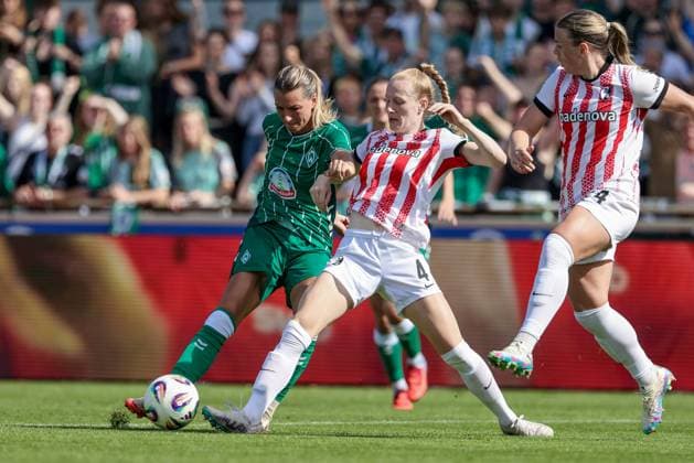 v.li.: Medina Desic (SV Werder Bremen, 9) und Meret Felde (SC Freiburg, 4) im Zweikampf, Duell, Dynamik, Aktion, Action, Spielszene, DIE DFB-RICHTLINIEN UNTERSAGEN JEGLICHE NUTZUNG VON FOTOS ALS SEQUENZBILDER UND ODER VIDEOÄHNLICHE FOTOSTRECKEN. DFB REGULATIONS PROHIBIT ANY USE OF PHOTOGRAPHS AS IMAGE SEQUENCES AND OR QUASI-VIDEO., 07.09.2025, Bremen (Deutschland), Fussball, Google Pixel Frauen-Bundesliga, SV Werder Bremen - SC Freiburg