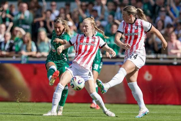 v.li.: Medina Desic (SV Werder Bremen, 9), Meret Felde (SC Freiburg, 4) und Ingibjörg Sigurdardottir (SC Freiburg, 24) im Zweikampf, Duell, Dynamik, Aktion, Action, Spielszene, DIE DFB-RICHTLINIEN UNTERSAGEN JEGLICHE NUTZUNG VON FOTOS ALS SEQUENZBILDER UND ODER VIDEOÄHNLICHE FOTOSTRECKEN. DFB REGULATIONS PROHIBIT ANY USE OF PHOTOGRAPHS AS IMAGE SEQUENCES AND OR QUASI-VIDEO., 07.09.2025, Bremen (Deutschland), Fussball, Google Pixel Frauen-Bundesliga, SV Werder Bremen - SC Freiburg