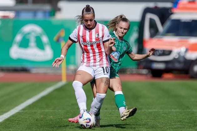 v.li.: Selina Vobian (SC Freiburg, 10) und Michelle Weiß (SV Werder Bremen, 15) im Zweikampf, Duell, Dynamik, Aktion, Action, Spielszene, DIE DFB-RICHTLINIEN UNTERSAGEN JEGLICHE NUTZUNG VON FOTOS ALS SEQUENZBILDER UND ODER VIDEOÄHNLICHE FOTOSTRECKEN. DFB REGULATIONS PROHIBIT ANY USE OF PHOTOGRAPHS AS IMAGE SEQUENCES AND OR QUASI-VIDEO., 07.09.2025, Bremen (Deutschland), Fussball, Google Pixel Frauen-Bundesliga, SV Werder Bremen - SC Freiburg