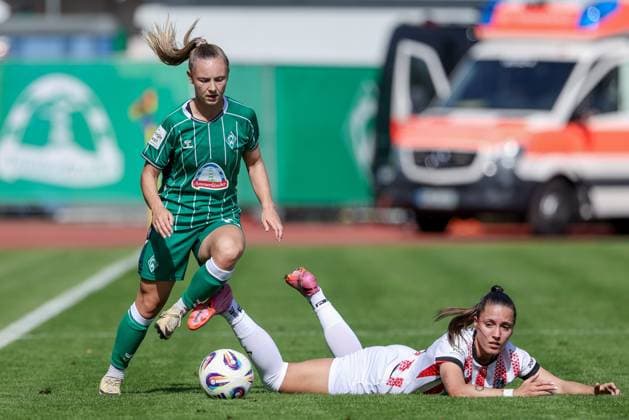 v.li.: Michelle Weiß (SV Werder Bremen, 15) und Selina Vobian (SC Freiburg, 10) im Zweikampf, Duell, Dynamik, Aktion, Action, Spielszene, DIE DFB-RICHTLINIEN UNTERSAGEN JEGLICHE NUTZUNG VON FOTOS ALS SEQUENZBILDER UND ODER VIDEOÄHNLICHE FOTOSTRECKEN. DFB REGULATIONS PROHIBIT ANY USE OF PHOTOGRAPHS AS IMAGE SEQUENCES AND OR QUASI-VIDEO., 07.09.2025, Bremen (Deutschland), Fussball, Google Pixel Frauen-Bundesliga, SV Werder Bremen - SC Freiburg