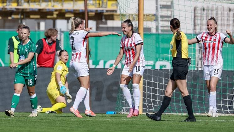 v.li.: Torschützin Lisa Karl (SC Freiburg, 2) und Selina Vobian (SC Freiburg, 10) mit Torjubel, Jubel, jubeln, jubelt, optimistisch, Spielszene, Highlight, Freude über das Tor zum 0:1, DIE DFB-RICHTLINIEN UNTERSAGEN JEGLICHE NUTZUNG VON FOTOS ALS SEQUENZBILDER UND ODER VIDEOÄHNLICHE FOTOSTRECKEN. DFB REGULATIONS PROHIBIT ANY USE OF PHOTOGRAPHS AS IMAGE SEQUENCES AND OR QUASI-VIDEO., 07.09.2025, Bremen (Deutschland), Fussball, Google Pixel Frauen-Bundesliga, SV Werder Bremen - SC Freiburg