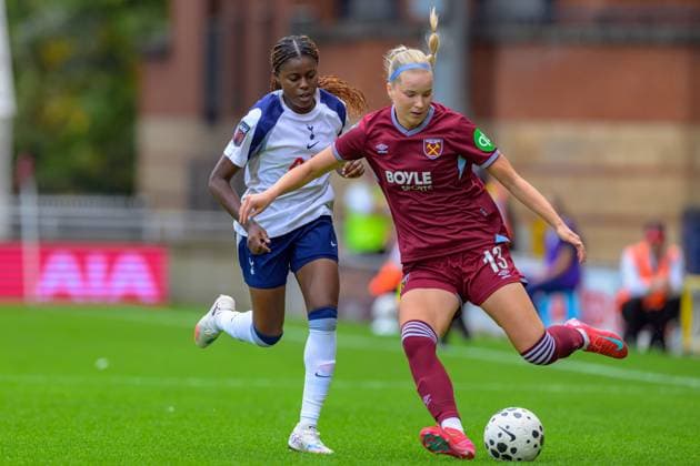 BetWright Stadium, Brisbane Road September 07 2025 Eva Nyström (13 West Ham United)under pressure from Jessica Naz (7 Tottenham Hotspur) during the Barclays Women s Super League game between Tottenham Hotspur vs West Ham United at BetWright Stadium in London , England . (Photo by Keeran Marquis Sports Press Photo SPP) (Keeran Marquis SPP) Copyright: xKeeranxMarquis SPPx spp-en-KeMa-spp_KeeMar_wsl_thfc_vs_whfc_454