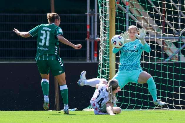 Verena Wieder (Werder Bremen), Ingibjoerg Sigurdardottir (SC Freiburg) und Torhueterin Laura Benkarth (SC Freiburg) kaempfen um den Ball, Google Pixel Frauen-Bundesliga, Werder Bremen vs SC Freiburg, Platz 11 am Weserstadion am 07. September 2025 in Bremen, Deutschland. (Foto von Marco Steinbrenner DeFodi Images) Verena Wieder (Werder Bremen), Ingibjoerg Sigurdardottir (SC Freiburg) und Torhueterin Laura Benkarth (SC Freiburg) battle for the ball, Google Pixel Frauen-Bundesliga, Werder Bremen vs SC Freiburg, Platz 11 am Weserstadion, September 7, 2025 in Bremen, Germany. (Photo by Marco Steinbrenner DeFodi Images) DFB DFL REGULATIONS PROHIBIT ANY USE OF PHOTOGRAPHS AS IMAGE SEQUENCES AND OR QUASI-VIDEO.