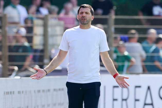 Trainer Edmond Kapllani (SC Freiburg) gestikuliert, Google Pixel Frauen-Bundesliga, Werder Bremen vs SC Freiburg, Platz 11 am Weserstadion am 07. September 2025 in Bremen, Deutschland. (Foto von Marco Steinbrenner DeFodi Images) Trainer Edmond Kapllani (SC Freiburg) gestures, Google Pixel Frauen-Bundesliga, Werder Bremen vs SC Freiburg, Platz 11 am Weserstadion, September 7, 2025 in Bremen, Germany. (Photo by Marco Steinbrenner DeFodi Images) DFB DFL REGULATIONS PROHIBIT ANY USE OF PHOTOGRAPHS AS IMAGE SEQUENCES AND OR QUASI-VIDEO.