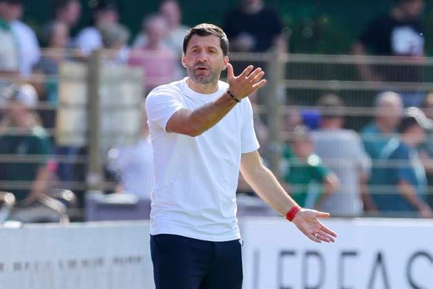 Trainer Edmond Kapllani (SC Freiburg) gestikuliert, Google Pixel Frauen-Bundesliga, Werder Bremen vs SC Freiburg, Platz 11 am Weserstadion am 07. September 2025 in Bremen, Deutschland. (Foto von Marco Steinbrenner DeFodi Images) Trainer Edmond Kapllani (SC Freiburg) gestures, Google Pixel Frauen-Bundesliga, Werder Bremen vs SC Freiburg, Platz 11 am Weserstadion, September 7, 2025 in Bremen, Germany. (Photo by Marco Steinbrenner DeFodi Images) DFB DFL REGULATIONS PROHIBIT ANY USE OF PHOTOGRAPHS AS IMAGE SEQUENCES AND OR QUASI-VIDEO.