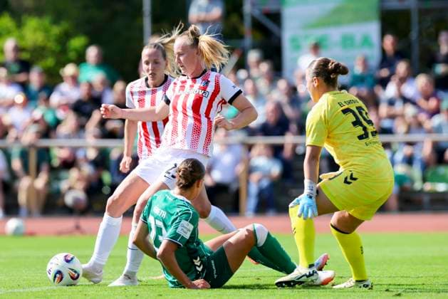 Luca Birkholz (SC Freiburg), Hanna Nemeth (Werder Bremen) und Torhueterin Mariella El Sherif (Werder Bremen) kaempfen um den Ball, Google Pixel Frauen-Bundesliga, Werder Bremen vs SC Freiburg, Platz 11 am Weserstadion am 07. September 2025 in Bremen, Deutschland. (Foto von Marco Steinbrenner DeFodi Images) Luca Birkholz (SC Freiburg), Hanna Nemeth (Werder Bremen) und Torhueterin Mariella El Sherif (Werder Bremen) battle for the ball, Google Pixel Frauen-Bundesliga, Werder Bremen vs SC Freiburg, Platz 11 am Weserstadion, September 7, 2025 in Bremen, Germany. (Photo by Marco Steinbrenner DeFodi Images) DFB DFL REGULATIONS PROHIBIT ANY USE OF PHOTOGRAPHS AS IMAGE SEQUENCES AND OR QUASI-VIDEO.