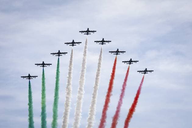 MONZA - Airplanes fly the Italian national colors above the Monza circuit before the start of the Italian Grand Prix. ANP SEM VAN DER WAL xVIxANPxSportx xxANPxIVx 535276068 originalFilename: 535276068.jpg