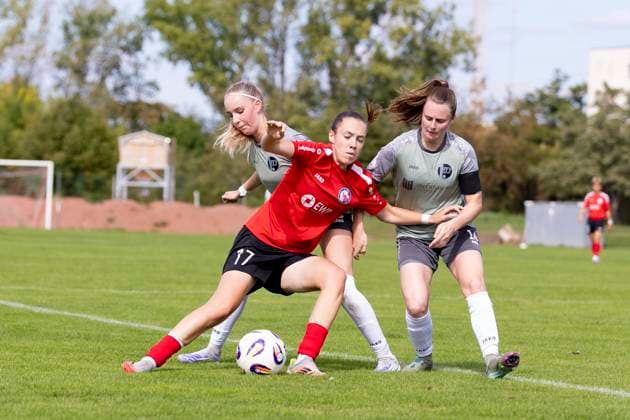 Regionalliga-Nordost Frauen: 1. FFV Erfurt vs. 1. FFC Turbine Potsdam II; Erfurt; 07.09.2025 Felicitas Uhlig ( 17; 1. FFC Turbine Potsdam II) gegen Maja Felicitas Bauerschmidt ( 10; 1. FFV Erfurt) (links) und Katja Groll ( 14; 1. FFV Erfurt) (rechts) Regionalliga-Nordost Frauen: 1. FFV Erfurt vs.1. FFC Turbine Potsdam II; Sportforum Johannesplatz Erfurt; 07.09.2025 Copyright: xBEAUTIFULxSPORTS Duehringx