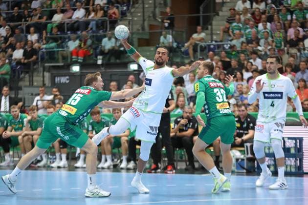 DAIKIN HBL: SC DHfK Leipzig vs. HSG Wetzlar, 07.09.25 Philipp Ahouansou (19, HSG Wetzlar) setzt sich zum Wurf durch. Handball, DAIKIN HBL, 1. Bundesliga, Saison 2025 2026, 3. Spieltag: SC DHfK Leipzig vs. HSG Wetzlar am 07.09.25 in der Quarterback Immobilien Arena Leipzig. Copyright: xBEAUTIFULxSPORTS JanxKaeferx