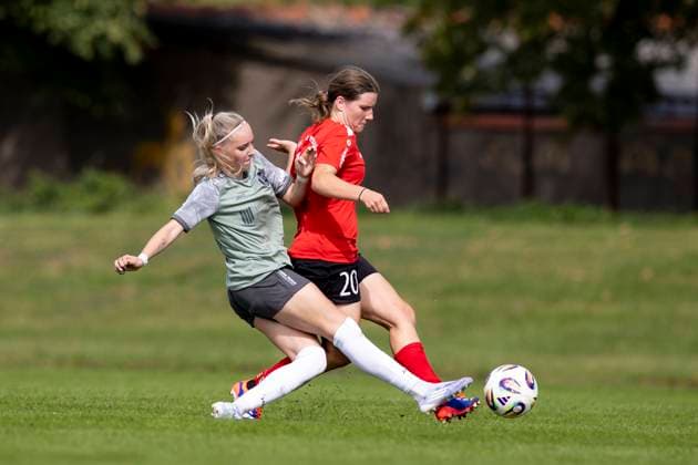 Regionalliga-Nordost Frauen: 1. FFV Erfurt vs. 1. FFC Turbine Potsdam II; Erfurt; 07.09.2025 Maja Felicitas Bauerschmidt ( 10; 1. FFV Erfurt) gegen Anabel Lüdecke ( 20; 1. FFC Turbine Potsdam II) Regionalliga-Nordost Frauen: 1. FFV Erfurt vs.1. FFC Turbine Potsdam II; Sportforum Johannesplatz Erfurt; 07.09.2025 Copyright: xBEAUTIFULxSPORTS Duehringx