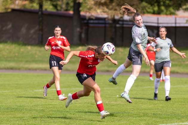 Regionalliga-Nordost Frauen: 1. FFV Erfurt vs. 1. FFC Turbine Potsdam II; Erfurt; 07.09.2025 Finja Liebe ( 4; 1. FFC Turbine Potsdam II) gegen Katja Groll ( 14; 1. FFV Erfurt) Regionalliga-Nordost Frauen: 1. FFV Erfurt vs.1. FFC Turbine Potsdam II; Sportforum Johannesplatz Erfurt; 07.09.2025 Copyright: xBEAUTIFULxSPORTS Duehringx