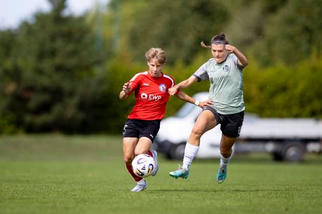 Regionalliga-Nordost Frauen: 1. FFV Erfurt vs. 1. FFC Turbine Potsdam II; Erfurt; 07.09.2025 Vanessa Krumbholz ( 15; 1. FFC Turbine Potsdam II) gegen Tessa Berger ( 16; 1. FFV Erfurt) Regionalliga-Nordost Frauen: 1. FFV Erfurt vs.1. FFC Turbine Potsdam II; Sportforum Johannesplatz Erfurt; 07.09.2025 Copyright: xBEAUTIFULxSPORTS Duehringx