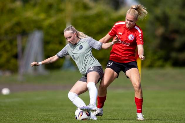 Regionalliga-Nordost Frauen: 1. FFV Erfurt vs. 1. FFC Turbine Potsdam II; Erfurt; 07.09.2025 Maja Felicitas Bauerschmidt ( 10; 1. FFV Erfurt) gegen Johanna Bobbe ( 19; 1. FFC Turbine Potsdam II) Regionalliga-Nordost Frauen: 1. FFV Erfurt vs.1. FFC Turbine Potsdam II; Sportforum Johannesplatz Erfurt; 07.09.2025 Copyright: xBEAUTIFULxSPORTS Duehringx