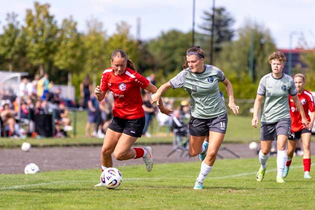 Regionalliga-Nordost Frauen: 1. FFV Erfurt vs. 1. FFC Turbine Potsdam II; Erfurt; 07.09.2025 Finja Liebe ( 4; 1. FFC Turbine Potsdam II) gegen Tessa Berger ( 16; 1. FFV Erfurt) Regionalliga-Nordost Frauen: 1. FFV Erfurt vs.1. FFC Turbine Potsdam II; Sportforum Johannesplatz Erfurt; 07.09.2025 Copyright: xBEAUTIFULxSPORTS Duehringx
